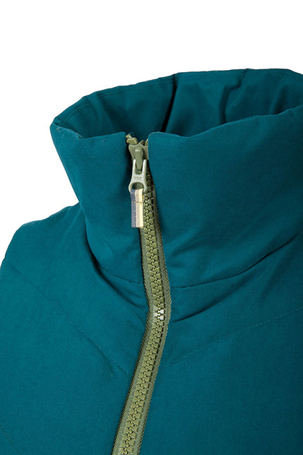Close up of the Teal Twilight Women's golf Vest collar with Olive zipper